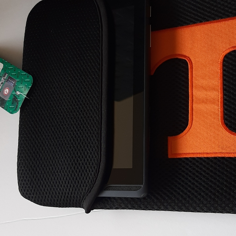Collegiate licensed tablet protector - Picture 5 of 6